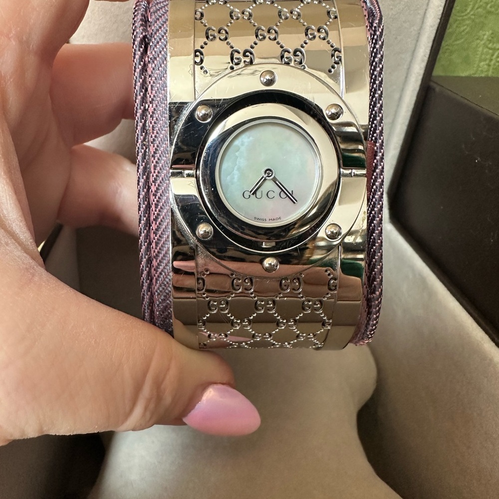 Gucci Silver Mother of Pearl Twirl Women's Watch